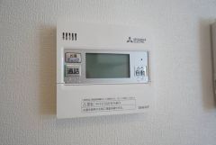 給湯器リモコンはキッチン横からボタンひとつで操作が楽々。通話ボタン付きでお子様とも会話ができて安心です。