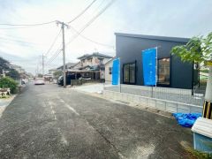 前面道路は公道南側約6ｍ。幅広いためお車の離合もスムーズです。スーパー・コンビニ・ドラッグストアまで徒歩13分圏内＾＾