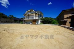 建物南側にはガーデニングやお子様の遊び場にも使える明るい庭スペースがあり、日当たりも良好です。楽しみが増えるスペースです＾＾
