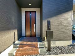 ブラウントーンの玄関扉＾＾外壁とマッチングしていてかっこいいですね＾＾家の顔となる玄関扉がかっこいいと、たくさんの人を招き入れたくなりますね＾＾