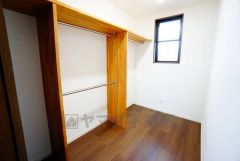 収納力豊富なウォークインクローゼット付き。洋服や小物などを1箇所にまとめて美しい収納を実現します。