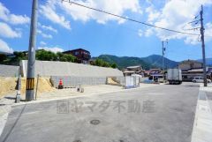 前面道路は6ｍと駐車がスムーズにできます＾＾ 居住者のみの通行で交通量が少なく小さなお子様がいるご家庭も安心です＾＾