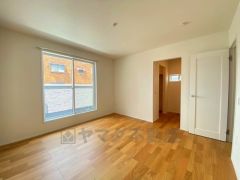 木目調のシンプルデザインで落ち着きと安らぎの空間に仕上げています。各部屋に収納が完備されているので、お荷物が多くなっても安心の設計です。