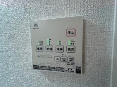 浴室換気暖房乾燥機は、暖房、衣類乾燥、涼風、換気の4役をこなします。