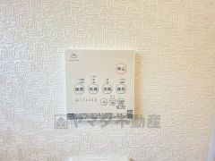 雨の日の洗濯も安心できる浴室暖房乾燥機付き浴室。リモコンで操作もボタン1つで簡単。 浴室暖房乾燥機には、暖房、乾燥、涼風、換気の4つの機能が付いています。タイマー付きです。