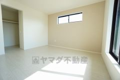 住む人のこだわりを活かす洋室＾＾日当たりがよく、寝室としての利用もおすすめ。広めのクローゼットもあり荷物もすっきり片付けれ、ゆとりのある暮らしが出来ます＾＾