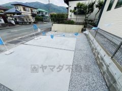 カースペースは停めやすい並列駐車3台駐車できます。 ゆとりがあり急な来客時も安心です＾＾ 前面道路約12ｍ。