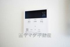 キッチン横からお湯張り、追い炊き、足し湯がボタン一つで楽々操作できる給湯機リモコンです＾＾忙しい夕飯の準備の時間帯に重宝しますね。