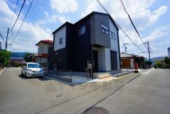 角地で陽当り・風通し良好です＾＾ カースペースは停めやすい並列駐車3台付き。 急な来客時も安心です＾＾