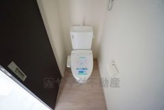 温水洗浄機付トイレです。節水機能もあるので、安心して使えますね。もちろん、1階2階の2ヶ所にトイレがあるので、忙しい朝にもゆとりができますね。