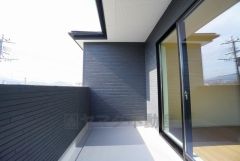 お洗濯物を干すスペースとしても十分な広さがあります。  お天気の良い日はお洗濯物がよく乾きそうな日当たり良好のバルコニーです＾＾