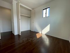 木目調のシンプルデザインで落ち着きと安らぎの空間に仕上げています。各部屋に収納が完備されているので、お荷物が多くなっても安心の設計です。