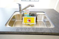 色も形もキレイなシンクは、広さも確保しているので、大きめの鍋も簡単に洗えます。