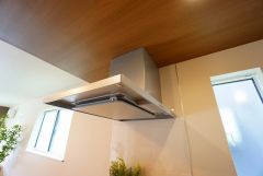 調理により発生する油煙や臭いを吸い込み、屋外へ排気してくれます。