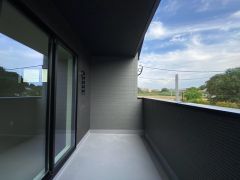 お洗濯物を干すスペースとしても十分な広さがあります。  お天気の良い日はお洗濯物がよく乾きそうな日当たり良好のバルコニーです＾＾