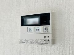 キッチン横からお湯張り、追い炊き、足し湯がボタン一つで楽々操作できる給湯機リモコンです＾＾忙しい夕飯の準備の時間帯に重宝しますね。