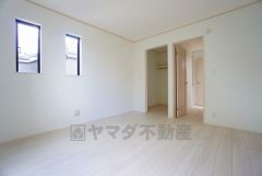 ウォークインクローゼット付きの洋室。スペースも広く、毎日のコーディネートが楽しくなります＾＾