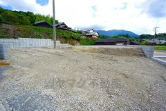 カースペースは停めやすい並列駐車3台付き。