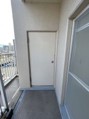 バルコニーには便利な物入収納有り。