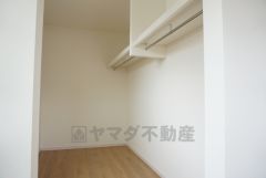 同仕様写真。収納力豊富なウォークインクローゼット付き。洋服や小物などを1箇所にまとめて美しい収納を実現します。