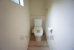 温水洗浄機付トイレです。節水機能もあるので、安心して使えますね。もちろん、1階2階の2ヶ所にトイレがあるので、忙しい朝にもゆとりができますね。