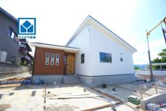 平屋＾＾西鉄バス高雄中央公園バス徒歩3分。スーパー・コンビニまで徒歩7分圏内＾＾カースペース並列2台＾＾
