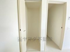 キッチン横パントリー収納。食器やキッチン用品、食料品の保存に便利です＾＾高さのある物もスッキリ収納できます＾＾