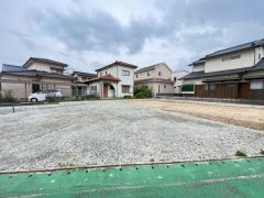 駐車スペースは広々としており、約6台分駐車できます＾＾（車種による） 間口も広く前面道路も広いので車の出し入れがしやすいですね＾＾
