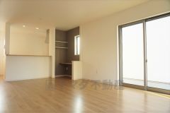 同仕様写真。家族が集まる開放的なリビング。約17.1帖の大空間で毎日のお食事が楽しみです＾＾思い思いの時間を過ごしたり、家族みんなで食事をしたり、素敵な団らんの場になりますね。