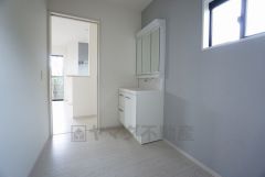 収納が隠れて使いやすい、シャワー付き三面鏡洗面ドレッサーです。朝の準備もぬかりなくできます。