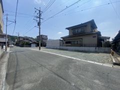 前面道路は交通量が少なく小さなお子様がいるご家庭も安心です＾＾