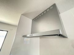 調理により発生する油煙や臭いを吸い込み、屋外へ排気してくれます。