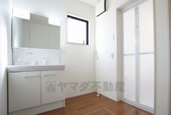 同仕様写真。三面鏡つき洗面台。収納も一体型になっているので、ドライヤーやヘアアイロンの置き場に困りませんね。