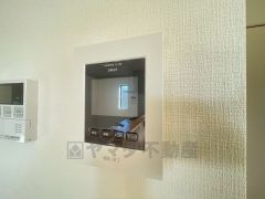 防犯性もばっちり、TVモニター付きインターフォン完備。大きなモニターで玄関先を確認できます。録画機能が付いているので不在時の訪問者も確認できて安心です^^