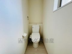 ウォシュレット付トイレです。節水機能もあるので、安心して使えますね。もちろん、1階2階の2ヶ所にトイレがあるので、忙しい朝にもゆとりができますね。