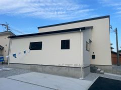 田川バイパスまで車で約5分（350ｍ）遠出のお出かけや通勤に便利。コンビニまで徒歩5分、ドラッグストアまで徒歩12分＾＾