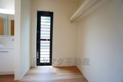 生ごみの仮置きに重宝する勝手口付きのキッチン＾＾　生ごみの臭いに悩まされることがなくなりますね。