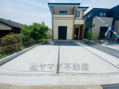 カースペースは3台分＾＾ お車を出し入れしやすい並列駐車です＾＾ 交通量が少なくお子様がいるご家庭でも安心です＾＾