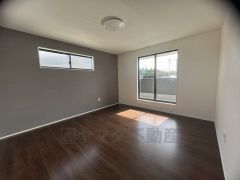 住む人のこだわりを活かす洋室＾＾日当たりがよく、寝室としての利用もおすすめ。広めのクローゼットもあり荷物もすっきり片付けれ、ゆとりのある暮らしが出来ます＾＾