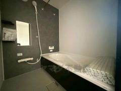 1日の疲れを癒すくつろぎのバスルーム。足を伸ばしてもゆったりと入れるサイズです。お子様と一緒にお風呂に入っても狭くないですね^^