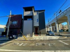 ブラックとグレーを基調としたシンプルで飽きの来ない外観です。流行に左右されないベーシックなカラーリングは、永住にふさわしい佇まいです。