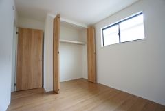暖かい日差しが差し込む洋室。たっぷり収納できるクローゼット付きでお部屋の中をすっきりと快適に保てます。