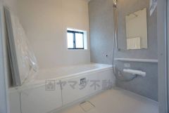 1日の疲れを癒すくつろぎのバスルーム。足を伸ばしてもゆったりと入れるサイズです。お子様と一緒にお風呂に入っても狭くないですね^^