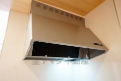 同仕様写真。調理により発生する油煙や臭いを吸い込み、屋外へ排気してくれます。