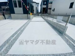 全4棟ともカースペース2台付き＾＾ 6.8ｍの広々とした前面道路で、駐車もスムーズに停めやすいです＾＾