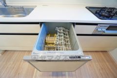 家事の時間が短縮できる食器洗浄乾燥機付。後片付けもラクラクです。 食器を洗う手間が減るので家族とのコミュニケーションの時間や自分の時間が増えますね。