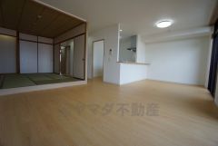 リビングは広々とした設計で、家族が集い、寛ぐ暮らしの空間を演出しています。