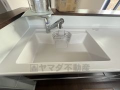 色も形もキレイなシンクは、広さも確保しているので、大きめの鍋も簡単に洗えます。
