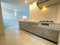 対面式カウンターキッチンでお子様の様子が見守れます。カウンタートップは耐熱性に優れており、日ごろのお掃除もふき取るだけでＯＫ。ステンレスシンクも簡単にお掃除できますよ。