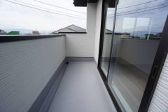 お天気の良い日はお洗濯物がよく乾きそうな日当たり良好のバルコニーです＾＾